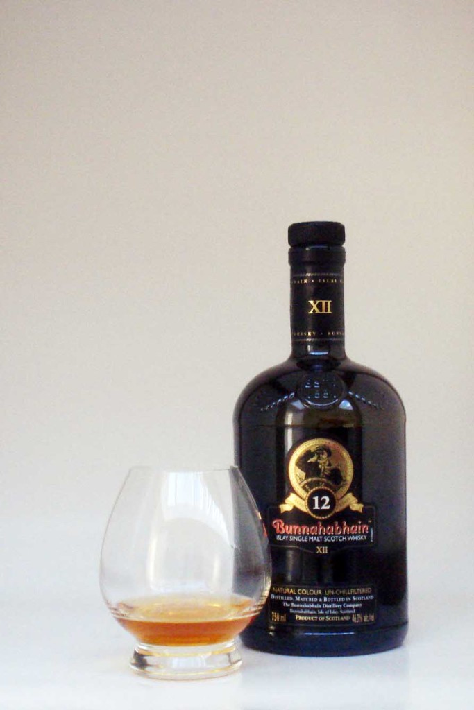 Review and tasting notes Bunnahabhain 12 yo single malt whisky with glass