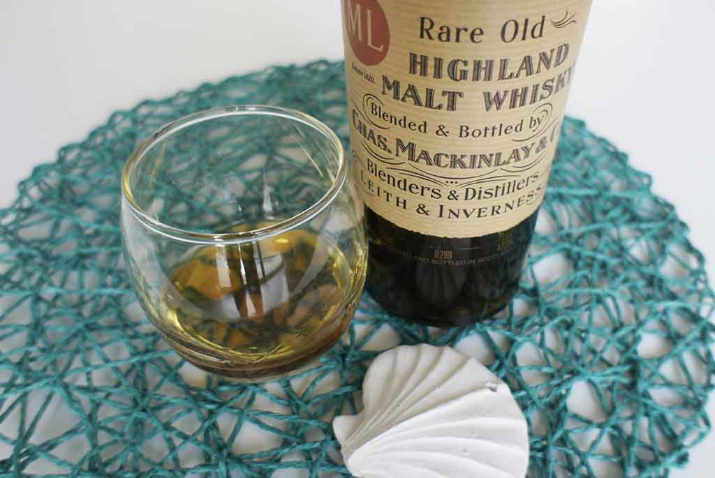 Review and tasting notes Mackinlay's Shackleton Whisky with glass