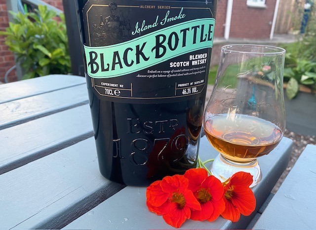 Black Bottle Island smoke whisky with glass