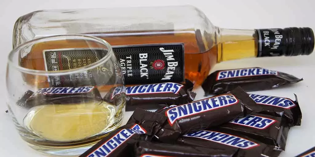 Snickers & Bourbon whisky pairing Jim Beam Black pairing snickers with bourbon