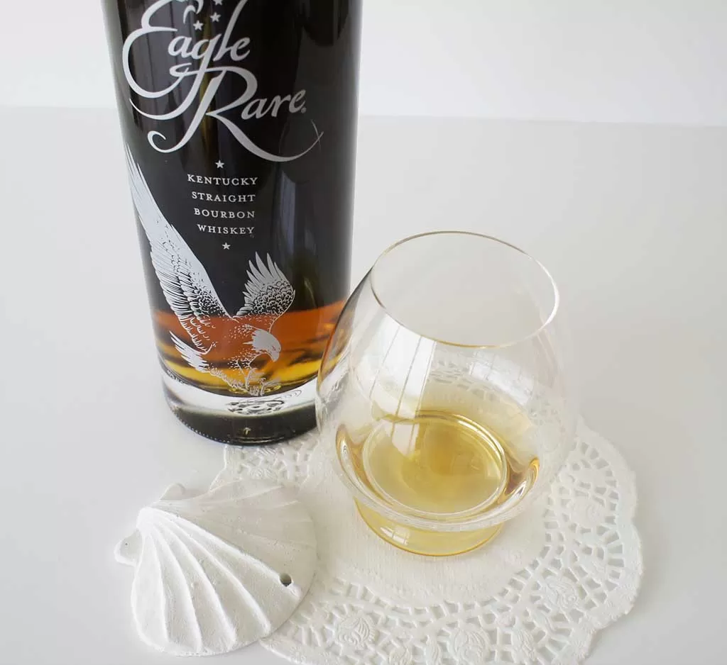 Review and tasting notes Eagle Rare Kentucky Bourbon whiskey with glass