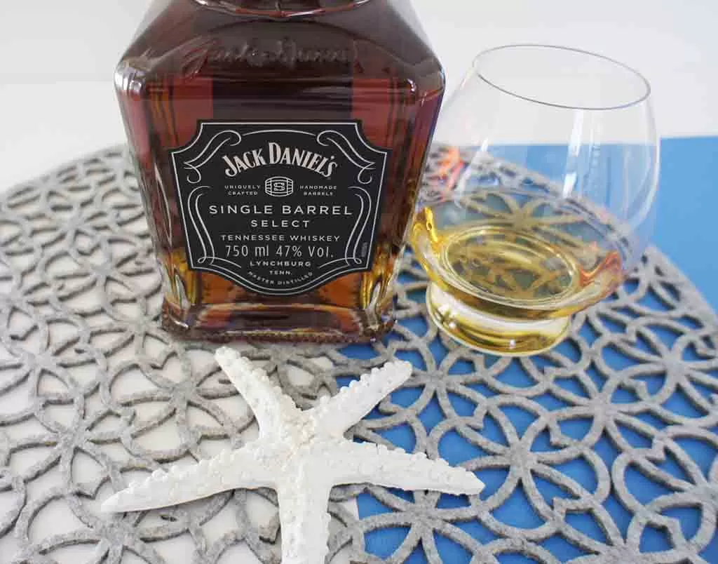 Review and Tasting notes Jack Daniel's Single Barrel Tennessee Whiskey with glass Jack Daniels Single Barrel