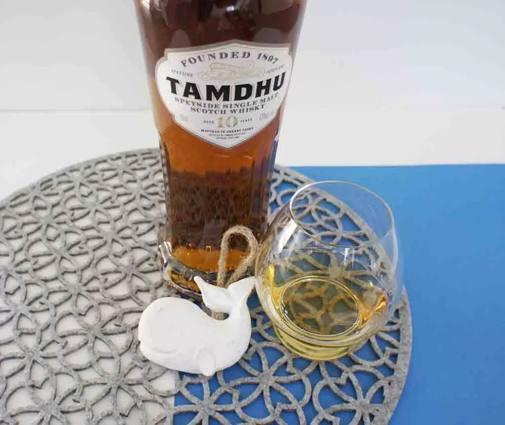 Review and tasting notes Tamdhu 10 yo single malt whisky with glass