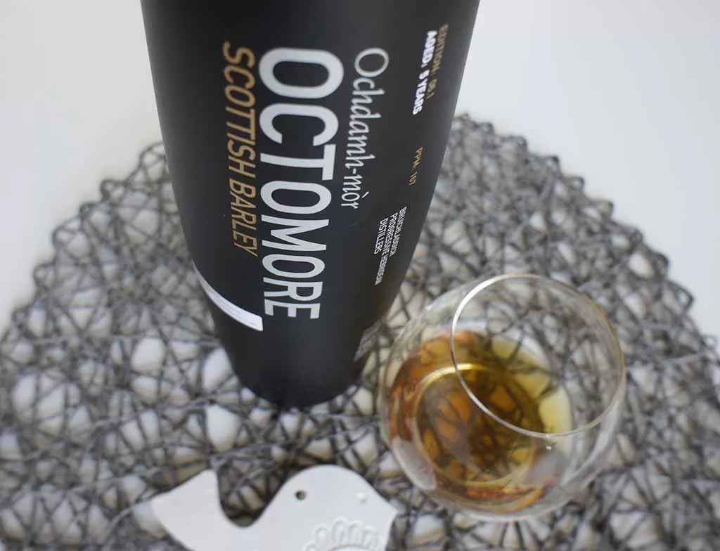 Review and tastingnotes Octomore6.1 Scottish Barley edition single malt whisky with glass