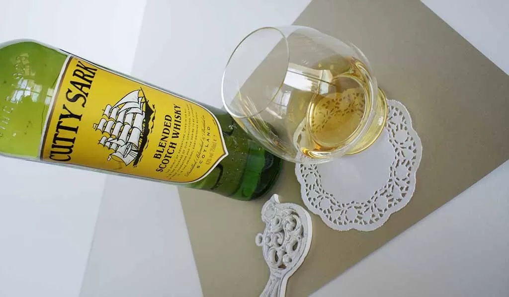 Review and tasting notes Cutty Sark blended whisky with glass