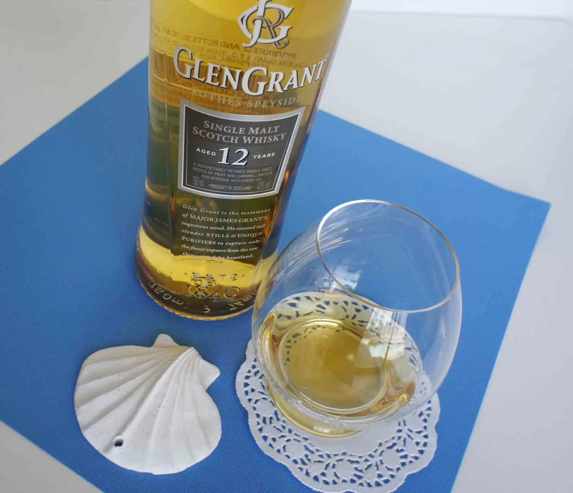 Review and tasting notes Glen Grant 12 yo single malt whisky with glass