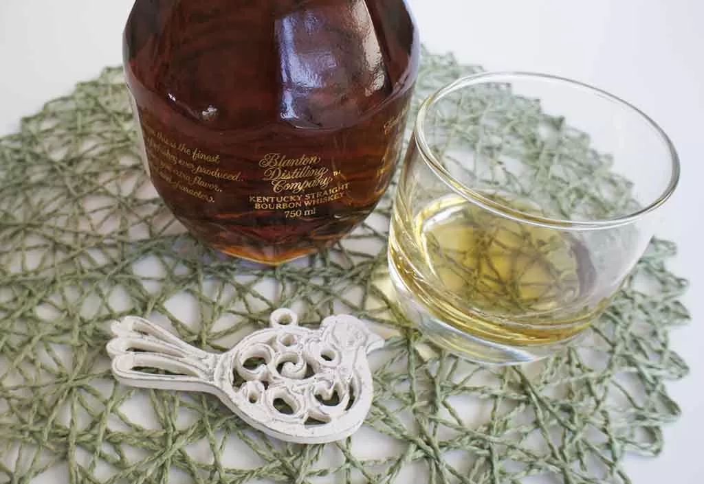 Review and tasting notes Blanton's Gold bourbon whiskey with glass