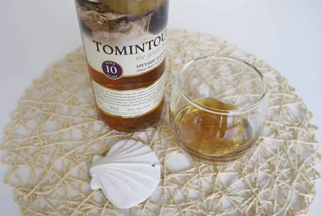 Review and tasting notes Tomintoul 10 yo single malt whisky with glass 