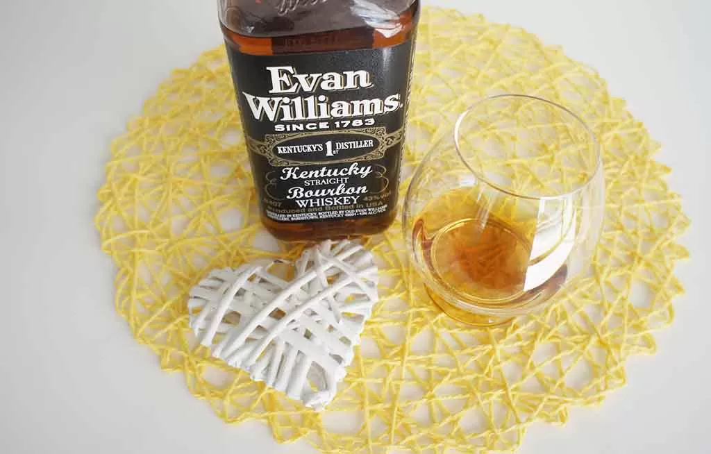 Review and tasting notes Evan Williams Kentucky Bourbon Whiskey with glass