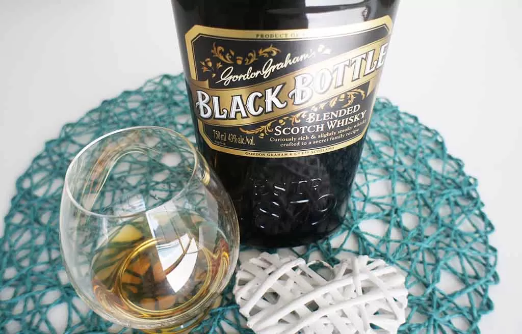 Review and tasting notes Black Bottle Blended Whisky with glass