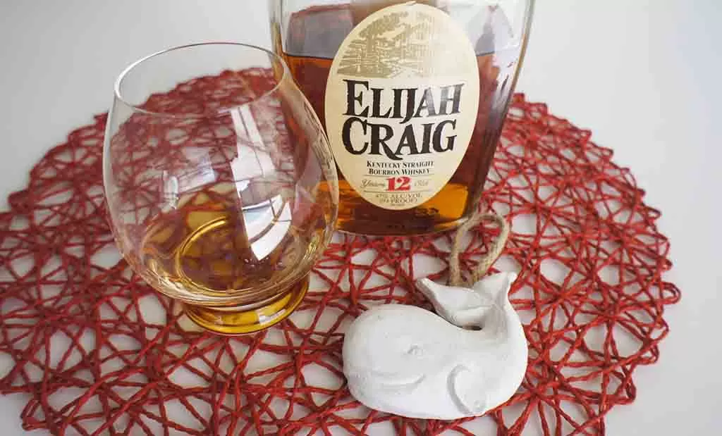 Review and tasting notes Elijah Craig 12 yo bourbon with glass Elijah Craig 12 yo vs Evan Williams Single Barrel