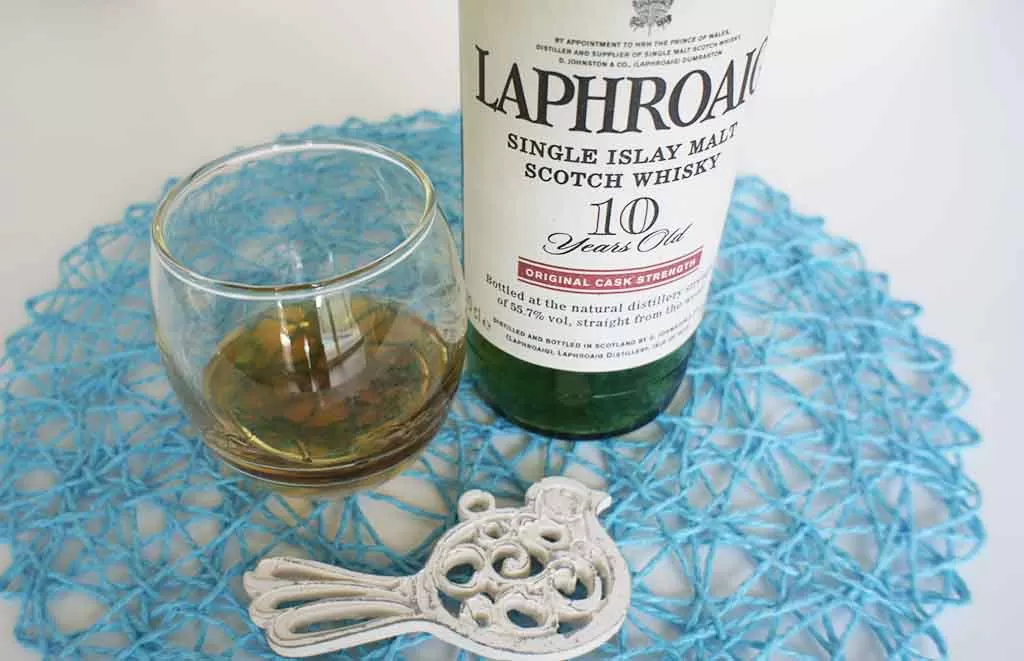 Review and tasting notes Laphroaig 10 yo single malt whisky glass