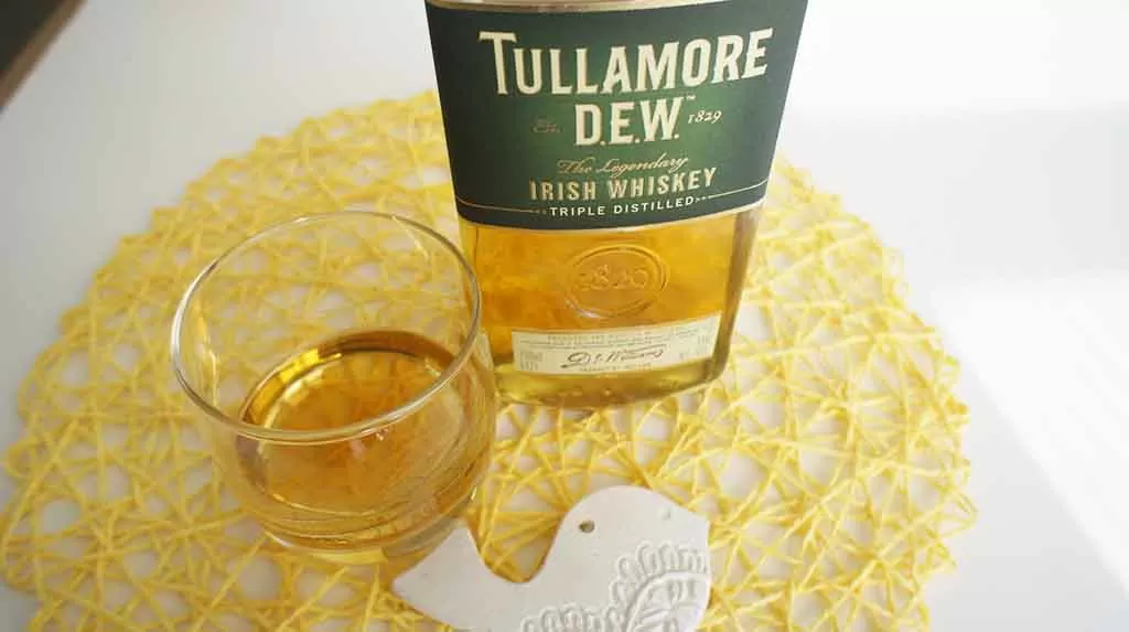 Review and tasting notes Tullamore DEW with glass