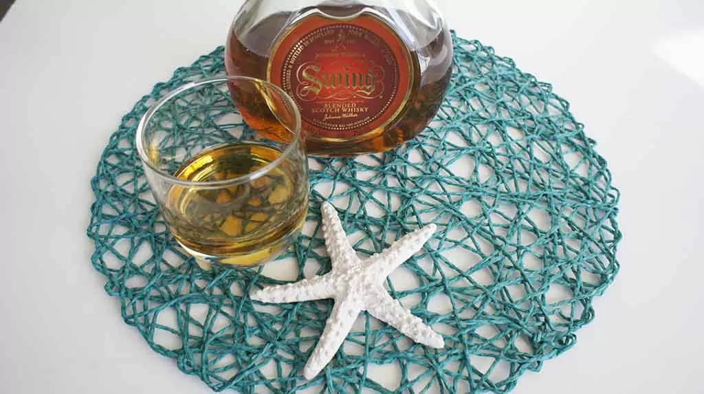 Johnnie Walker Swing whisky with glass b