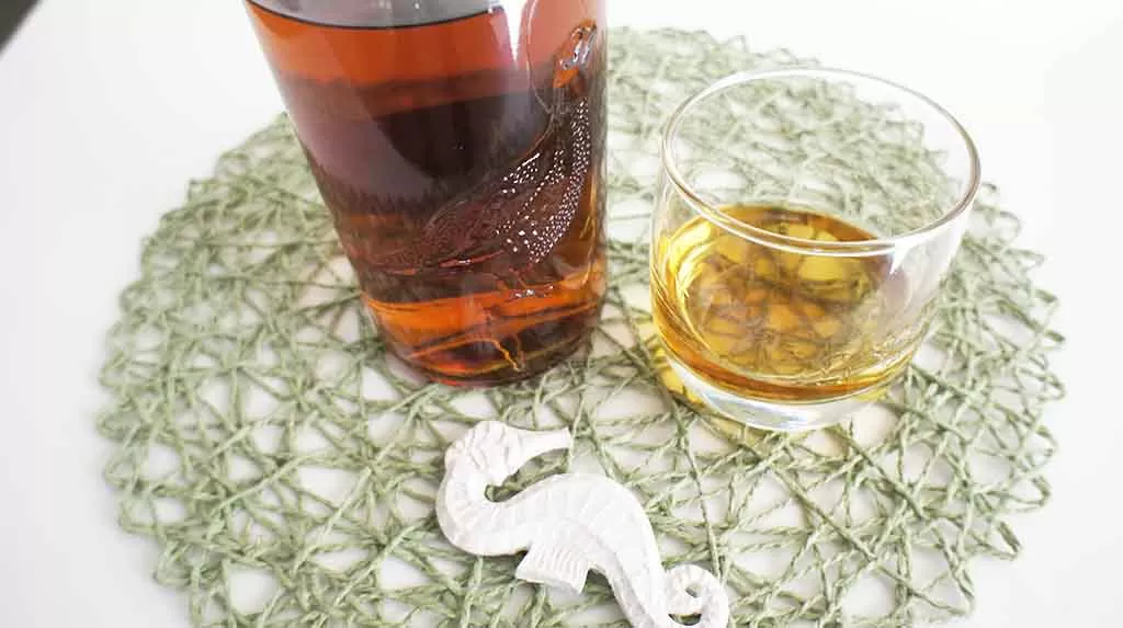 Review and tasting notes Naked Grouse blended whisky with glass