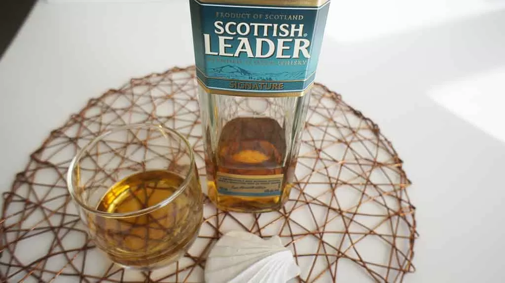 Review and tasting notes Scottish Leader Signature Blended whisky with glass