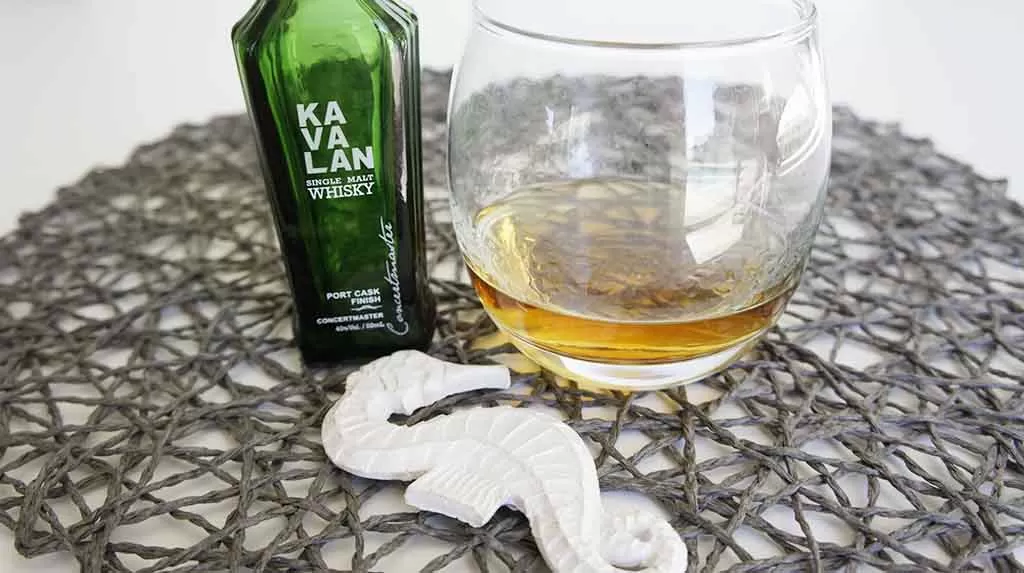 Review and tasting notes Kavalan Concertmaster single malt whisky with glass