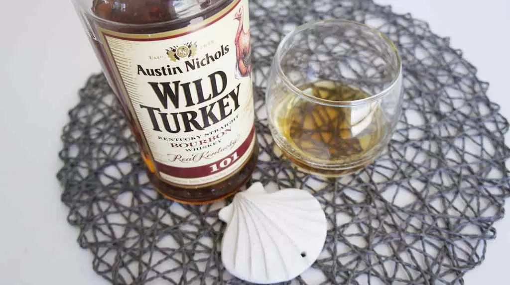 REview and tasting notes Wild Turkey 101 Kentucky Straight Bourbon whiskey with glass