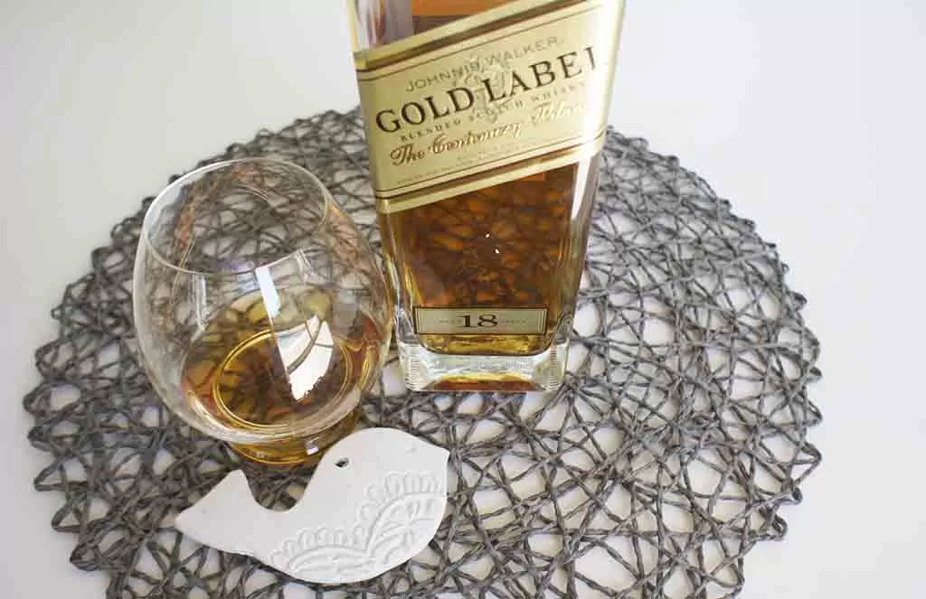 REview and Tasting notes Johnnie Walker Gold Label Centenary Blend with glass