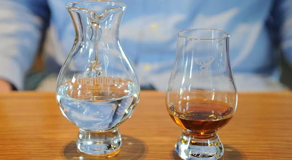 Glenfiddich 18 vs Glenmorangie 18 yo single malt whisky side by side comparison