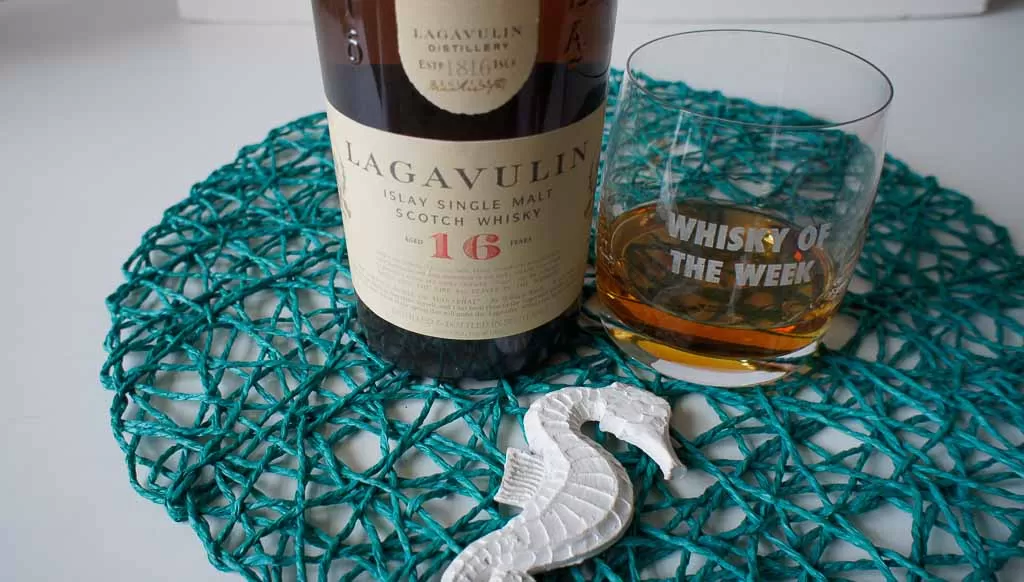review and tasting notes Lagavulin 16 yo whisky with glass
