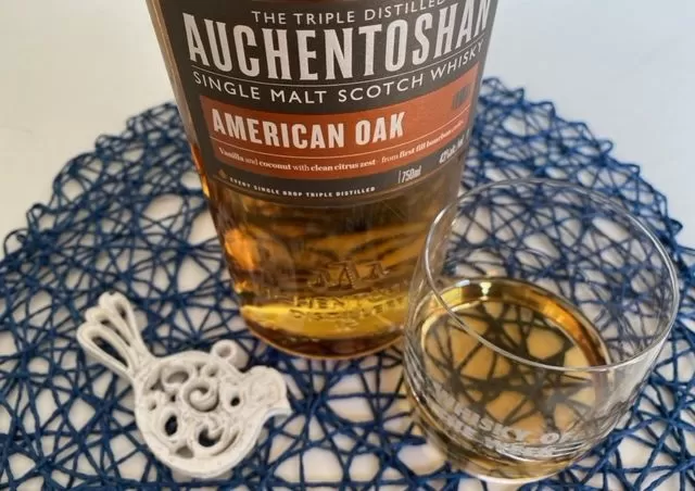 Auchentoshan American Oak whisky with glass