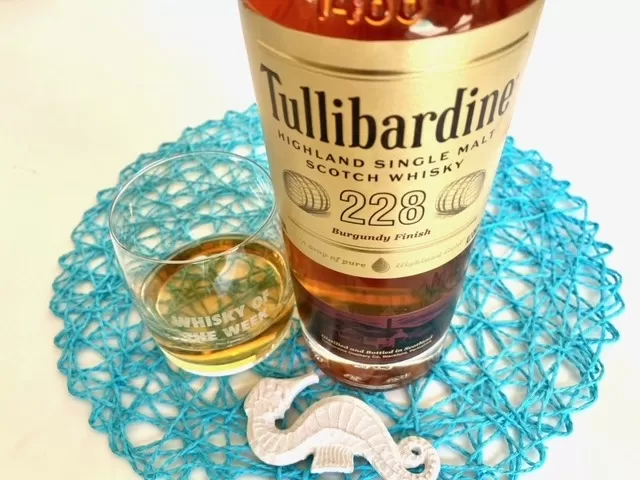 Tullibardine 228 whisky with glass