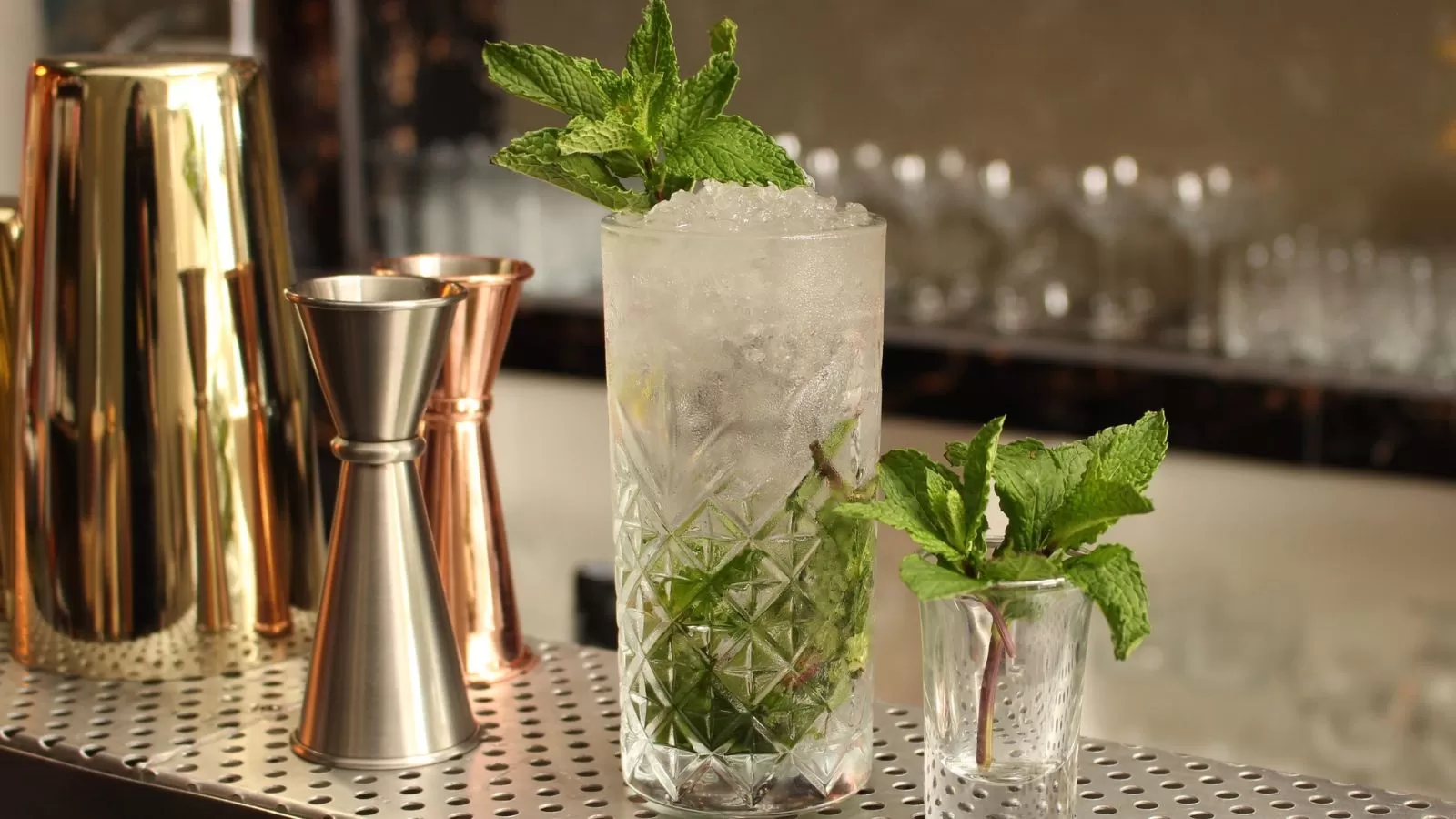Mint Julep cocktail at bar