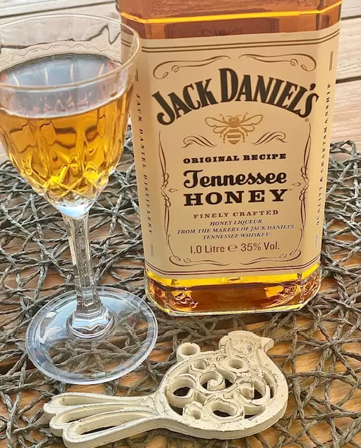 Jack daniel's tennessee honey with glass